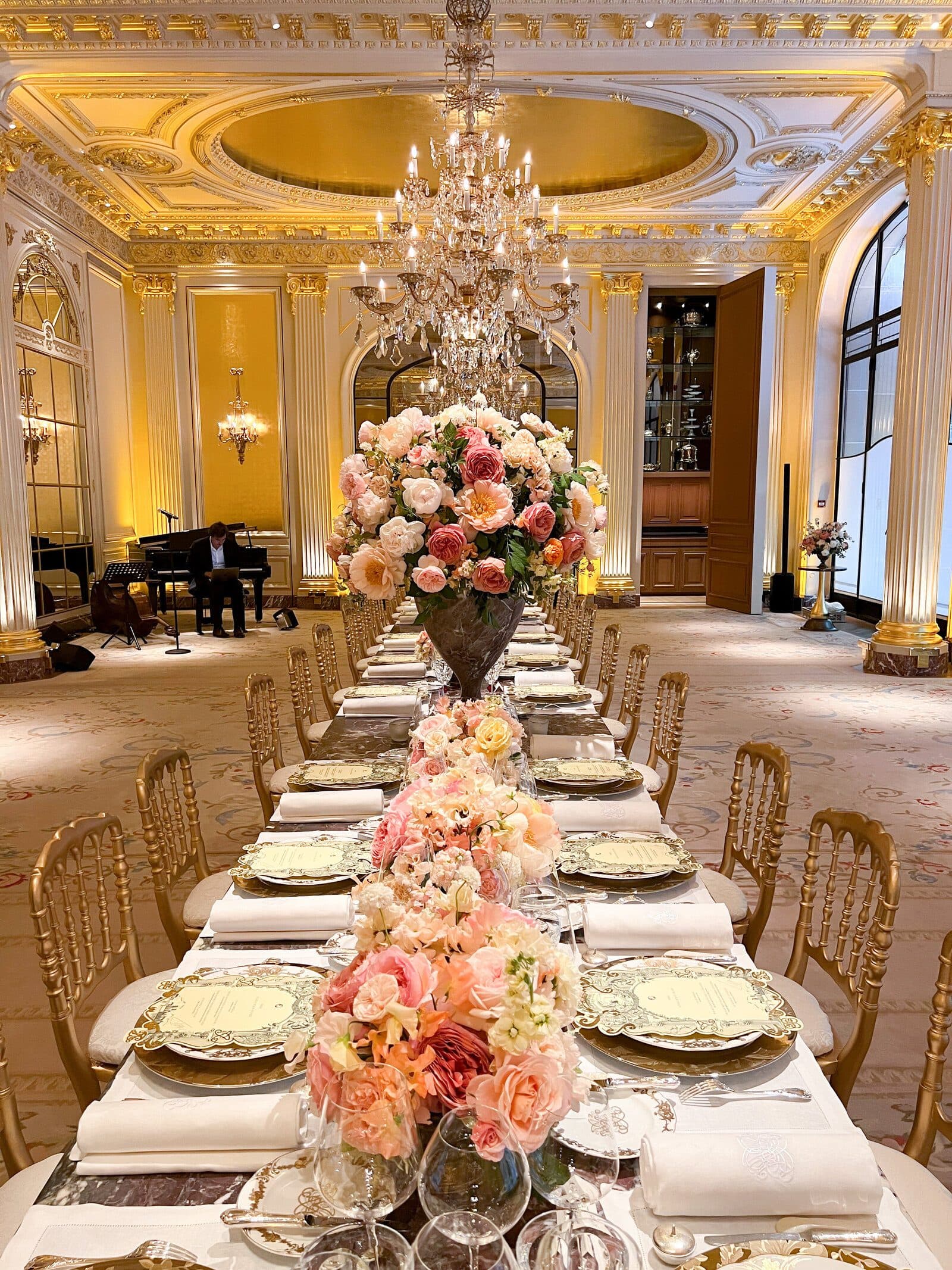 Tiệc riêng — sắp đặt hoa tươi cho bàn tiệc